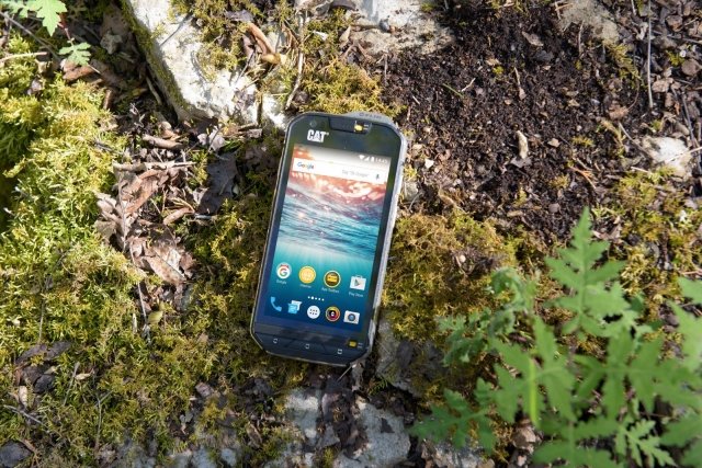 Catphones Cat S60
Cat S60 è uno smartphone tough dedicato agli amanti delle attività outdoor: resiste a cadute da 1,8 metri d’altezza, è impermeabile fino a un’ora d’immersione a una profondità di 5 metri ed è il primo smartphone dotato di fotocamera termica che permette la visione in completa oscurità. È il device ideale sia per coloro che preferiscono la montagna, per dedicarsi all’arrampicata e al trekking, sia per chi invece predilige gli sport acquatici come la vela, il rafting e il kayaking, che per coloro che preferiscono organizzare escursioni in mountain bike, gite in campeggio o a cavallo e hanno quindi bisogno di un smartphone resistente e che possa sopravvivere a qualsiasi tipo di imprevisto. Cat S60 integra anche una serie di applicazioni ad hoc per qualsiasi tipo di situazione o ambiente: Alert Location, che permette di inviare segnali SOS con il dettaglio della posizione in caso di emergenza oppure Accurate Altimeter o Climbing Grades Table perfette per gli amanti della montagna. Prezzo: 749,99 euro. www.catphones.com Catphones Cat S60
Cat S60 è uno smartphone tough dedicato agli amanti delle attività outdoor: resiste a cadute da 1,8 metri d’altezza, è impermeabile fino a un’ora d’immersione a una profondità di 5 metri ed è il primo smartphone dotato di fotocamera termica che permette la visione in completa oscurità. È il device ideale sia per coloro che preferiscono la montagna, per dedicarsi all’arrampicata e al trekking, sia per chi invece predilige gli sport acquatici come la vela, il rafting e il kayaking, che per coloro che preferiscono organizzare escursioni in mountain bike, gite in campeggio o a cavallo e hanno quindi bisogno di un smartphone resistente e che possa sopravvivere a qualsiasi tipo di imprevisto. Cat S60 integra anche una serie di applicazioni ad hoc per qualsiasi tipo di situazione o ambiente: Alert Location, che permette di inviare segnali SOS con il dettaglio della posizione in caso di emergenza oppure Accurate Altimeter o Climbing Grades Table perfette per gli amanti della montagna. Prezzo: 749,99 euro. www.catphones.com