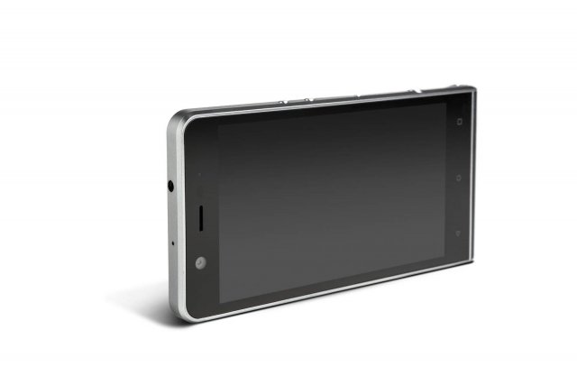 Kodak Extra
Racchiude la qualità fotografica di una macchina DSLR nelle dimensioni di uno smartphone. Caratterizzato da uno stile classico e iconico nel design, Kodak Extra è dedicato a tutti coloro che amano esprimere la propria creatività in qualsiasi forma. È dotato di display da 5’’ Full HD, fotocamera posteriore da 21 megapixel con apertura focale F2.0 e fotocamera anteriore da 13 megapixel con apertura focale F2.2 e PDAF. Memoria da 32 GB espandibile con scheda MicroSD, batteria da 3.000 mAh e processore deca core Mediatek Helio X20 2.3GHz. Prezzo: 399,99 euro. www.kodakphones.com Kodak Extra
Racchiude la qualità fotografica di una macchina DSLR nelle dimensioni di uno smartphone. Caratterizzato da uno stile classico e iconico nel design, Kodak Extra è dedicato a tutti coloro che amano esprimere la propria creatività in qualsiasi forma. È dotato di display da 5’’ Full HD, fotocamera posteriore da 21 megapixel con apertura focale F2.0 e fotocamera anteriore da 13 megapixel con apertura focale F2.2 e PDAF. Memoria da 32 GB espandibile con scheda MicroSD, batteria da 3.000 mAh e processore deca core Mediatek Helio X20 2.3GHz. Prezzo: 399,99 euro. www.kodakphones.com