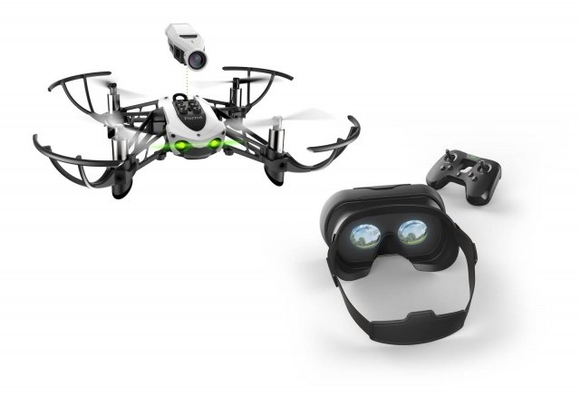 Parrot Mambo FPV
Un nuovissimo minidrone ludico che integra le tecnologie più performanti, un pilota automatico ultra-efficiente e unanuova Power battery che offre un’autonomia di volo fino a 10 minuti. Veloce e agile, può accelerare fino a 30 km/h ed è in grado di eseguire acrobazie in volo, proprio come uno stuntman esperto. Parrot Mambo FPV è dotato anche di una mini telecamera HD (campo visivo 120°). Essa si posiziona facilmente sulla parte superiore del drone grazie alla tecnologia Smart Block ed è provvista di uno slot di alloggiamento per una scheda microSD (non inclusa) sulla quale è possibile memorizzare e salvare le immagini catturate. Grazie alla telecamera HD FPV, al nuovo visore FPV Parrot Cockpitglasses 2 e al controller Parrot Flypad, Parrot Mambo FPV apre le le porte a un’esperienza di corsa con i droni totalmente immersiva. Ideale per volare indoor tra le mura domestiche o dell’ufficio, ma anche all’aperto. Prezzo: 179,90 euro. www.parrot.com Parrot Mambo FPV
Un nuovissimo minidrone ludico che integra le tecnologie più performanti, un pilota automatico ultra-efficiente e unanuova Power battery che offre un’autonomia di volo fino a 10 minuti. Veloce e agile, può accelerare fino a 30 km/h ed è in grado di eseguire acrobazie in volo, proprio come uno stuntman esperto. Parrot Mambo FPV è dotato anche di una mini telecamera HD (campo visivo 120°). Essa si posiziona facilmente sulla parte superiore del drone grazie alla tecnologia Smart Block ed è provvista di uno slot di alloggiamento per una scheda microSD (non inclusa) sulla quale è possibile memorizzare e salvare le immagini catturate. Grazie alla telecamera HD FPV, al nuovo visore FPV Parrot Cockpitglasses 2 e al controller Parrot Flypad, Parrot Mambo FPV apre le le porte a un’esperienza di corsa con i droni totalmente immersiva. Ideale per volare indoor tra le mura domestiche o dell’ufficio, ma anche all’aperto. Prezzo: 179,90 euro. www.parrot.com