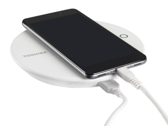 Il Canvio for Smartphone di Toshiba fa il back up dei dati e ricarica lo smartphone in un'unica operazione consentendo di mettersi comodi e godersi la vacanza. Tutto ciò che serve è l’elegante Canvio for Smartphone con 500 GB di spazio di archiviazione e l’applicazione Android dedicata, dopodiché i backup sono creati in automatico tutte le volte che lo smartphone viene messo sotto carica. Non è necessario conoscere nessun dettaglio tecnico. Foto, video, musica, contatti e documenti saranno sempre aggiornati e sicuri. E se lo smartphone venisse smarrito? Nessun problema, basta trasferire i dati sul nuovo dispositivo e si è pronti a partire. Prezzo: 97 euro. www.toshiba.it Il Canvio for Smartphone di Toshiba fa il back up dei dati e ricarica lo smartphone in un'unica operazione consentendo di mettersi comodi e godersi la vacanza. Tutto ciò che serve è l’elegante Canvio for Smartphone con 500 GB di spazio di archiviazione e l’applicazione Android dedicata, dopodiché i backup sono creati in automatico tutte le volte che lo smartphone viene messo sotto carica. Non è necessario conoscere nessun dettaglio tecnico. Foto, video, musica, contatti e documenti saranno sempre aggiornati e sicuri. E se lo smartphone venisse smarrito? Nessun problema, basta trasferire i dati sul nuovo dispositivo e si è pronti a partire. Prezzo: 97 euro. www.toshiba.it