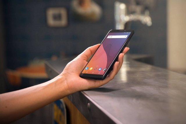 Il nuovo Wiko VIEW garantisce un’ottima visibilità grazie ad uno schermo innovativo da 5.7” HD. Dotato di fotocamera anteriore da 16MP e posteriore da 13MP, che consentono scatti di qualità da godersi in tutta la comodità del formato 18:9. Lo smartphone presenta un processore Qualcomm Quad-Core con 3GB di RAM e connettività 4G LTE, ma non solo: oltre all’ormai immancabile sensore d’impronte digitali targato Wiko e all’ultima versione di Android Nougat, ha una memoria di 3GB di RAM e 32GB1 di ROM, espandibile fino a 128GB con MicroSD. Prezzo: 199,99 euro. www.wikomobile.com Il nuovo Wiko VIEW garantisce un’ottima visibilità grazie ad uno schermo innovativo da 5.7” HD. Dotato di fotocamera anteriore da 16MP e posteriore da 13MP, che consentono scatti di qualità da godersi in tutta la comodità del formato 18:9. Lo smartphone presenta un processore Qualcomm Quad-Core con 3GB di RAM e connettività 4G LTE, ma non solo: oltre all’ormai immancabile sensore d’impronte digitali targato Wiko e all’ultima versione di Android Nougat, ha una memoria di 3GB di RAM e 32GB1 di ROM, espandibile fino a 128GB con MicroSD. Prezzo: 199,99 euro. www.wikomobile.com