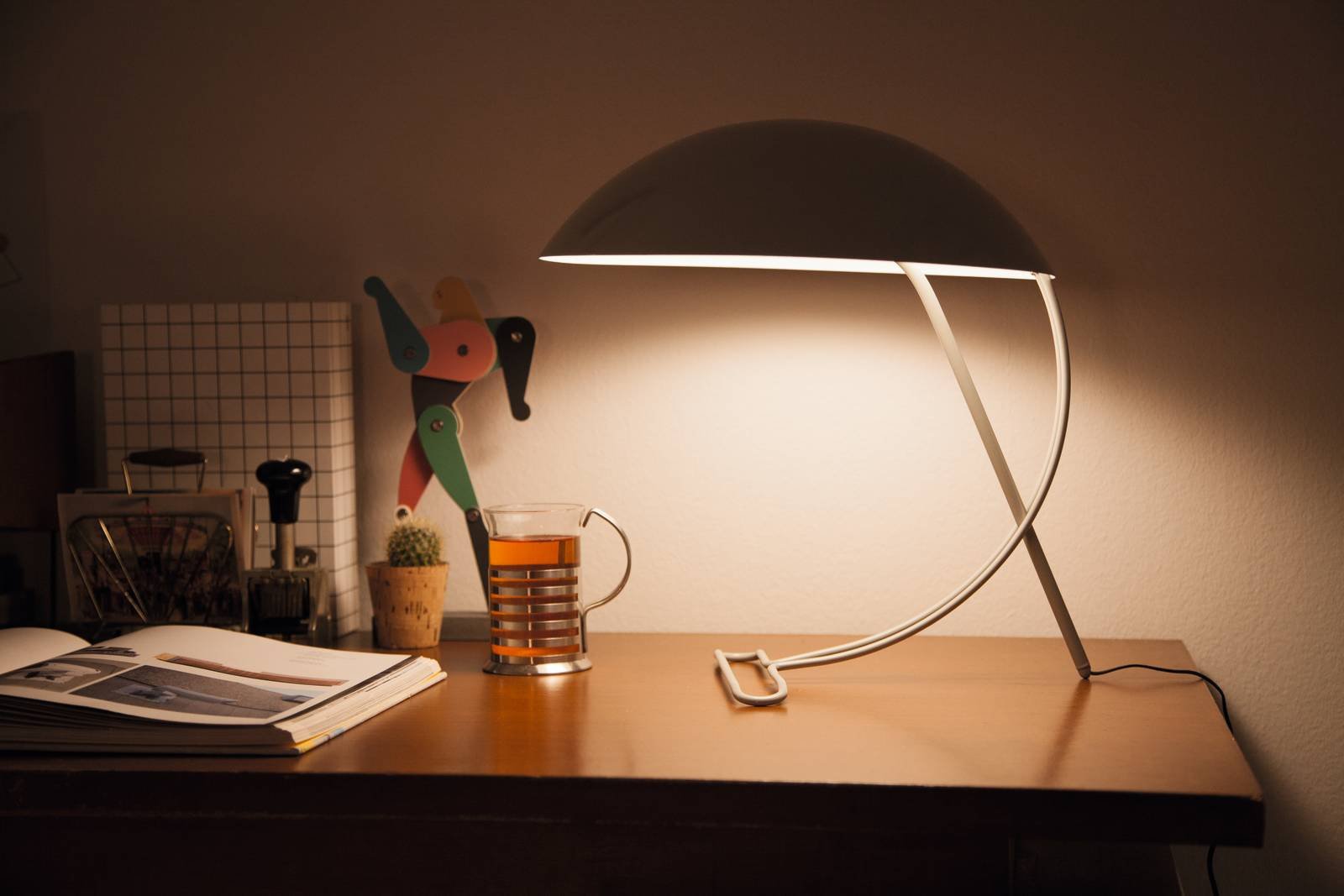 Philips Beauvais
Questa lampada è il regalo perfetto per dare un tocco di eleganza alla casa. La lampada da tavolo Philips InStyle presenta un design classico ispirato a quello Philips di 50 anni fa, ma aggiornato con la tecnologia LED. È un complemento di arredo perfetto sia per interni dallo stile moderno che retrò. La sua forma iconica è una squisita fusione di passato e presente. Collocata in un interno moderno o retrò, permette di combinare il classico con il contemporaneo, offrendo alla casa un tocco di raffinata eleganza. Prezzo: 179 euro. www.philips.it