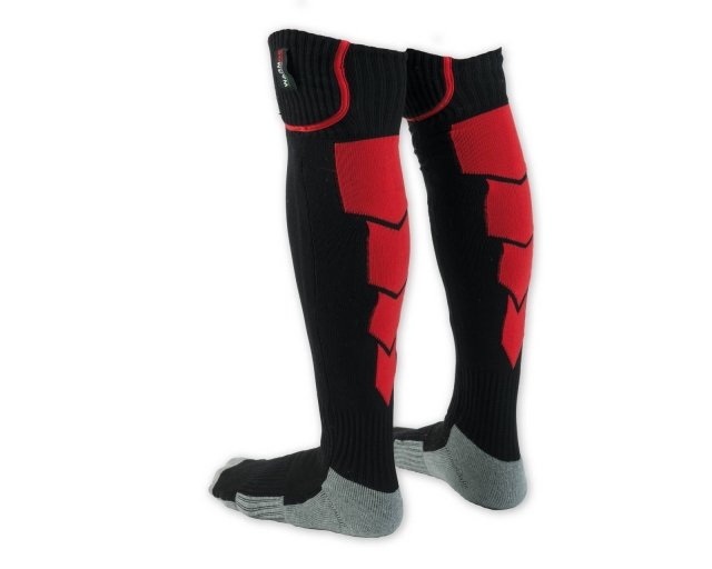 Capit Performance Warm Me
Le calze riscaldate a batteria WARM ME consentono di mantenere i piedi al caldo durante qualsiasi tipo di attività outdoor, soprattutto se praticata nella stagione fredda. Consigliate agli amanti dello sci o di altri sport all'aria aperta, rappresentano l'indumento perfetto per chi è costretto, anche per lavoro, a trascorrere molte ore all'esterno in inverno. Morbide, resistenti (realizzate in cotone e spandex) e tech, si adattano a molti tipi di calzatura. Il regalo perfetto per chi soffre molto il freddo o per chi resta molte ore fermo in un ambiente chiuso come l'ufficio. Sono dotate di una tecnologia di riscaldamento a raggi infrarossi e contengono elementi riscaldanti in fibra di carbonio in grado di diffondere il calore in modo omogeneo. La batteria, una volta ricaricata, viene inserita in una piccola tasca posizionata nella parte superiore dell'indumento all'altezza dell'elastico e collegata alla calza tramite l'apposito cavetto. Può mantenere l'area del piede calda fino a 6 ore. Batteria sottile e removibile 7.4V 2200mAh (6 ore di autonomia). Optional: batteria 3000mAh (8 ore di autonomia). Lavabile a mano a non più di 30°C. Prezzo: 129,90 euro. www.capit.it Capit Performance Warm Me
Le calze riscaldate a batteria WARM ME consentono di mantenere i piedi al caldo durante qualsiasi tipo di attività outdoor, soprattutto se praticata nella stagione fredda. Consigliate agli amanti dello sci o di altri sport all'aria aperta, rappresentano l'indumento perfetto per chi è costretto, anche per lavoro, a trascorrere molte ore all'esterno in inverno. Morbide, resistenti (realizzate in cotone e spandex) e tech, si adattano a molti tipi di calzatura. Il regalo perfetto per chi soffre molto il freddo o per chi resta molte ore fermo in un ambiente chiuso come l'ufficio. Sono dotate di una tecnologia di riscaldamento a raggi infrarossi e contengono elementi riscaldanti in fibra di carbonio in grado di diffondere il calore in modo omogeneo. La batteria, una volta ricaricata, viene inserita in una piccola tasca posizionata nella parte superiore dell'indumento all'altezza dell'elastico e collegata alla calza tramite l'apposito cavetto. Può mantenere l'area del piede calda fino a 6 ore. Batteria sottile e removibile 7.4V 2200mAh (6 ore di autonomia). Optional: batteria 3000mAh (8 ore di autonomia). Lavabile a mano a non più di 30°C. Prezzo: 129,90 euro. www.capit.it