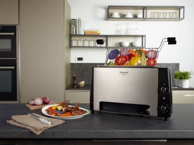 HOTPOINT Light Vertical Grill
Light Grill Hotpoint è un modo nuovo, pratico e sano per grigliare in casa. Il suo innovativo grill verticale con doppia resistenza assicura risultati uniformi e permette di ridurre i grassi fino a 3 volte rispetto alla cottura tradizionale. L’unto scivola nel vassoio di raccolta, favorendo una cottura più leggera e riducendo il fumo e gli odori. E una volta finito di cucinare, basta rimuovere griglia e vassoio e riporli in lavastoviglie, per una pulizia rapida e senza fatica. Potenza griglia 1200-1300 W. Dimensioni: L 46,2 x P 18,8 x H 32,5 cm. Prezzo: 119,90 euro. www.hotpoint.it HOTPOINT Light Vertical Grill
Light Grill Hotpoint è un modo nuovo, pratico e sano per grigliare in casa. Il suo innovativo grill verticale con doppia resistenza assicura risultati uniformi e permette di ridurre i grassi fino a 3 volte rispetto alla cottura tradizionale. L’unto scivola nel vassoio di raccolta, favorendo una cottura più leggera e riducendo il fumo e gli odori. E una volta finito di cucinare, basta rimuovere griglia e vassoio e riporli in lavastoviglie, per una pulizia rapida e senza fatica. Potenza griglia 1200-1300 W. Dimensioni: L 46,2 x P 18,8 x H 32,5 cm. Prezzo: 119,90 euro. www.hotpoint.it