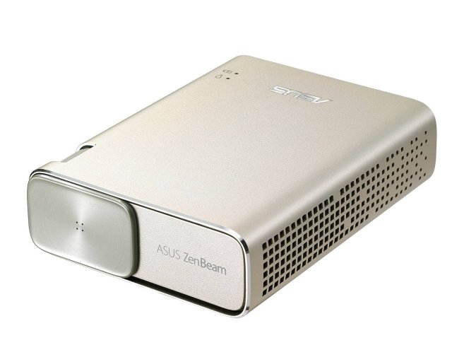 Asus ZenBeam Go E1Z
ZenBeam Go E1Z di Asus è un innovativo videoproiettore palmare che integra un’ampia batteria da 6400mAh ed un ingresso USB per collegare qualsiasi dispositivo Android e Windows per poter essere impiegato ovunque. In più vanta un elegante design di ispirazione Zen. Questo proiettore impiega una luminosa lampada Eco-LED con un output da 150 lumen e durata di oltre 30.000 ore. Incrementa e ottimizza in modo intelligente i livelli di luminosità e contrasto fino al 30%, riducendo contemporaneamente i consumi energetici del 50%. Assicura, inoltre, proiezioni accurate con risoluzione nativa WVGA (854 x 480) e supporta video anche in formato Full HD 1080p. L’obiettivo di tipo short-throw con rapporto 1.4:1 consente proiettare da distanze ravvicinate immagini con diagonale da 15 fino a 120 pollici. La batteria integrata e ricaricabile da 6400mAh permette di utilizzare il videoproiettore anche in mancanza di una presa elettrica, con un’autonomia fino a cinque ore. Prezzo consigliato: 319 euro. www.asus.com Asus ZenBeam Go E1Z
ZenBeam Go E1Z di Asus è un innovativo videoproiettore palmare che integra un’ampia batteria da 6400mAh ed un ingresso USB per collegare qualsiasi dispositivo Android e Windows per poter essere impiegato ovunque. In più vanta un elegante design di ispirazione Zen. Questo proiettore impiega una luminosa lampada Eco-LED con un output da 150 lumen e durata di oltre 30.000 ore. Incrementa e ottimizza in modo intelligente i livelli di luminosità e contrasto fino al 30%, riducendo contemporaneamente i consumi energetici del 50%. Assicura, inoltre, proiezioni accurate con risoluzione nativa WVGA (854 x 480) e supporta video anche in formato Full HD 1080p. L’obiettivo di tipo short-throw con rapporto 1.4:1 consente proiettare da distanze ravvicinate immagini con diagonale da 15 fino a 120 pollici. La batteria integrata e ricaricabile da 6400mAh permette di utilizzare il videoproiettore anche in mancanza di una presa elettrica, con un’autonomia fino a cinque ore. Prezzo consigliato: 319 euro. www.asus.com