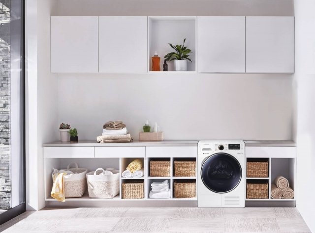 Samsung Crystal Eco DryBasta con antiestetici stendibiancheria in mezzo alle stanze, basta con il vincolo delle condizioni meteo. E si stira meno: felpe, asciugamani, jeans, piumoni sono pronti e perfetti subito dopo l’asciugatura. Crystal Eco Dry asciugatrice Samsung è un ottimo investimento per migliorare la qualità della vita. AirWash è il programma d’asciugatura perfetto per rinfrescare gli abiti e togliere i cattivi odori dopo il cambio di stagione grazie ad un potente getto di aria calda, senza acqua né detergenti. Grazie alla classe energetica A+++, Crystal Eco Dry asciuga meglio e assicura consumi estremamente ridotti e nei vari carichi di biancheria: 7, 8 e 9kg.. Grazie alla funzionalità SMART CONTROL si tiene tutto sotto controllo, ovunque e in qualsiasi momento. Con l'applicazione Samsung Smart Home, grazie alle notifiche sullo smartphone, si può procedere a sistemare il bucato asciutto, fresco e profumato al momento giusto. Semplice e pratico da pulire, lo speciale filtro 2 in 1 (che unisce in un'unica soluzione due filtri) garantisce prestazioni sempre eccellenti. Prezzo: circa 750 euro. www.samsung.com Samsung Crystal Eco DryBasta con antiestetici stendibiancheria in mezzo alle stanze, basta con il vincolo delle condizioni meteo. E si stira meno: felpe, asciugamani, jeans, piumoni sono pronti e perfetti subito dopo l’asciugatura. Crystal Eco Dry asciugatrice Samsung è un ottimo investimento per migliorare la qualità della vita. AirWash è il programma d’asciugatura perfetto per rinfrescare gli abiti e togliere i cattivi odori dopo il cambio di stagione grazie ad un potente getto di aria calda, senza acqua né detergenti. Grazie alla classe energetica A+++, Crystal Eco Dry asciuga meglio e assicura consumi estremamente ridotti e nei vari carichi di biancheria: 7, 8 e 9kg.. Grazie alla funzionalità SMART CONTROL si tiene tutto sotto controllo, ovunque e in qualsiasi momento. Con l'applicazione Samsung Smart Home, grazie alle notifiche sullo smartphone, si può procedere a sistemare il bucato asciutto, fresco e profumato al momento giusto. Semplice e pratico da pulire, lo speciale filtro 2 in 1 (che unisce in un'unica soluzione due filtri) garantisce prestazioni sempre eccellenti. Prezzo: circa 750 euro. www.samsung.com