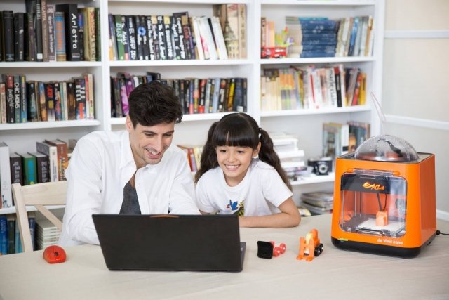 È la più semplice, economica ed accessibile stampante 3D disponibile sul mercato. Grazie al design compatto, la da Vinci Nano di XYZprinting rappresenta una soluzione desktop perfetta in termini di portabilità ed economia degli spazi. Il volume di stampa di 12 x 12 x 12 cm consente di creare oggetti di piccole e medie dimensioni: giochi, modellini, creazioni artistiche, oggetti per la casa e tanto altro ancora. I modelli potranno 3D essere creati con il software XYZmaker oppure scaricati da una delle numerose librerie presenti sul web. Pensata per principianti della stampa 3D e per i giovani creativi, le sue caratteristiche includono l’auto calibrazione, l’inserimento automatico del filamento e un letto di stampa in alluminio: basterà premere su un pulsante e si potrà assistere al rapido processo di creazione dei propri progetti tridimensionali. Un’idea regalo perfetta per bambini, maker in erba ed appassionati di tecnologia. Prezzo: 259 euro. www.xyzprinting.com È la più semplice, economica ed accessibile stampante 3D disponibile sul mercato. Grazie al design compatto, la da Vinci Nano di XYZprinting rappresenta una soluzione desktop perfetta in termini di portabilità ed economia degli spazi. Il volume di stampa di 12 x 12 x 12 cm consente di creare oggetti di piccole e medie dimensioni: giochi, modellini, creazioni artistiche, oggetti per la casa e tanto altro ancora. I modelli potranno 3D essere creati con il software XYZmaker oppure scaricati da una delle numerose librerie presenti sul web. Pensata per principianti della stampa 3D e per i giovani creativi, le sue caratteristiche includono l’auto calibrazione, l’inserimento automatico del filamento e un letto di stampa in alluminio: basterà premere su un pulsante e si potrà assistere al rapido processo di creazione dei propri progetti tridimensionali. Un’idea regalo perfetta per bambini, maker in erba ed appassionati di tecnologia. Prezzo: 259 euro. www.xyzprinting.com