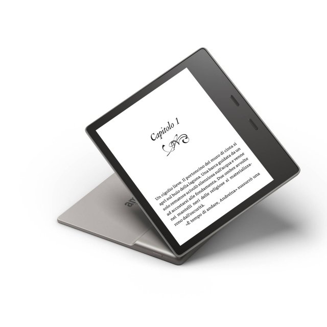 Kindle Oasis
Il nuovo Kindle Oasis è il primo modello resistente all’acqua (IPX8): permette di leggere in molti più luoghi, anche al mare o in piscina. È dotato di una batteria che dura settimane e la sua capacità di ricarica rapida permette di passare da zero alla carica completa in meno di due ore. Grazie all’ampio schermo da 7 pollici e con una risoluzione da 300 dpi mostra il 30% di parole in più per pagina, consentendo così di voltare pagina meno frequentemente e più rapidamente. Lo schermo è dotato della stessa precisione e qualità tipografica di un libro su carta stampata grazie alla luce diffusa in modo uniforme su tutta la superficie e all’assenza di riflessi, anche alla luce diretta del sole. Il design ergonomico sposta il centro di gravità sul palmo della mano, facendo sì che il dispositivo poggi su di essa come farebbe il dorso di un libro, indipendentemente da quale mano si utilizza per leggere. Oasis è caratterizzata da uno spessore che diminuisce dall’impugnatura fino ai 3,4 mm dello schermo ultra sottile, il nuovo dispositivo pesa solo 194 grammi. È stato classificato IPX8 e può resistere a un’immersione in acqua dolce fino a due metri di profondità, per un massimo di 60 minuti. Prezzo: 249,99 euro per il modello da 8 GB. www.amazon.it/kindleoasis Kindle Oasis
Il nuovo Kindle Oasis è il primo modello resistente all’acqua (IPX8): permette di leggere in molti più luoghi, anche al mare o in piscina. È dotato di una batteria che dura settimane e la sua capacità di ricarica rapida permette di passare da zero alla carica completa in meno di due ore. Grazie all’ampio schermo da 7 pollici e con una risoluzione da 300 dpi mostra il 30% di parole in più per pagina, consentendo così di voltare pagina meno frequentemente e più rapidamente. Lo schermo è dotato della stessa precisione e qualità tipografica di un libro su carta stampata grazie alla luce diffusa in modo uniforme su tutta la superficie e all’assenza di riflessi, anche alla luce diretta del sole. Il design ergonomico sposta il centro di gravità sul palmo della mano, facendo sì che il dispositivo poggi su di essa come farebbe il dorso di un libro, indipendentemente da quale mano si utilizza per leggere. Oasis è caratterizzata da uno spessore che diminuisce dall’impugnatura fino ai 3,4 mm dello schermo ultra sottile, il nuovo dispositivo pesa solo 194 grammi. È stato classificato IPX8 e può resistere a un’immersione in acqua dolce fino a due metri di profondità, per un massimo di 60 minuti. Prezzo: 249,99 euro per il modello da 8 GB. www.amazon.it/kindleoasis