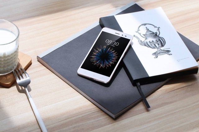 Dal punto di vista del design X1 Lite di Neffos è uno smartphone sottile di 2,75mm dotato di vetro 2,5D e una scocca posteriore a doppia curvatura, che conferiscono un aspetto elegante e permettono una presa facile con una sola mano, per consentire agli utenti di inviare messaggi o scattare foto anche in movimento. Il sensore finger print è posizionato sul retro in posizione centrale, nel punto in cui viene più naturale tenere le dita per reggere lo smartphone, per garantire uno sblocco immediato del dispositivo. La fotocamera frontale da 5 megapixel con grandangolo di 84° permette di scattare selfie perfetti, grazie anche al filtro bellezza; la fotocamera posteriore, invece, vanta un obiettivo da 13 megapixel e il sistema PDAF (sistema di rilevamento autofocus) di soli 0,2 secondi permette di catturare velocemente tutti i dettagli. La lente di apertura f/2.0 fornisce profondità di campo e rende chiari gli scatti realizzati con bassa luminosità. Il processore è Mediatek Octa-Core e la memoria interna è di 16 GB. Prezzo: 129 euro. www.neffos.it Dal punto di vista del design X1 Lite di Neffos è uno smartphone sottile di 2,75mm dotato di vetro 2,5D e una scocca posteriore a doppia curvatura, che conferiscono un aspetto elegante e permettono una presa facile con una sola mano, per consentire agli utenti di inviare messaggi o scattare foto anche in movimento. Il sensore finger print è posizionato sul retro in posizione centrale, nel punto in cui viene più naturale tenere le dita per reggere lo smartphone, per garantire uno sblocco immediato del dispositivo. La fotocamera frontale da 5 megapixel con grandangolo di 84° permette di scattare selfie perfetti, grazie anche al filtro bellezza; la fotocamera posteriore, invece, vanta un obiettivo da 13 megapixel e il sistema PDAF (sistema di rilevamento autofocus) di soli 0,2 secondi permette di catturare velocemente tutti i dettagli. La lente di apertura f/2.0 fornisce profondità di campo e rende chiari gli scatti realizzati con bassa luminosità. Il processore è Mediatek Octa-Core e la memoria interna è di 16 GB. Prezzo: 129 euro. www.neffos.it