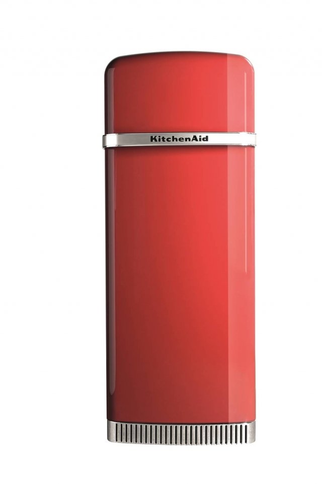 KitchenAid Iconic Fridge
Iconic Fridge di KitchenAid è ispirato allo stile intramontabile e alle linee morbide dello storico Robot da Cucina Artisan. Dotato di un’impugnatura e di dettagli cromati che rimandano immediatamente al mondo KitchenAid, è disponibile in tre diverse nuance, così da incontrare gusti e stili differenti: rosso imperiale, bianco crema, nero onice. Dispone di vari ripiani in vetro temperato bordati in acciaio per una migliore organizzazione degli alimenti, presenta comandi elettronici e un’interfaccia touch chiara e intuitiva. Con il suo Energy Rate A++, il nuovo frigorifero garantisce grande efficienza e una lunga conservazione degli alimenti. L'igiene è assicurata dal filtro anti-batterico e dal ventilatore dinamico dell'aria, sistema avanzato di ventilazione che mantiene una temperatura costante e uniforme all’interno del frigorifero, per offrire prestazioni eccellenti più a lungo. Pratico, silenzioso (solo 38 dBA) e spazioso, la sua capacità è di 230 litri, 25 dei quali dedicati al comparto freezer. Prezzo: 2.257 euro. www.kitchenaid.it KitchenAid Iconic Fridge
Iconic Fridge di KitchenAid è ispirato allo stile intramontabile e alle linee morbide dello storico Robot da Cucina Artisan. Dotato di un’impugnatura e di dettagli cromati che rimandano immediatamente al mondo KitchenAid, è disponibile in tre diverse nuance, così da incontrare gusti e stili differenti: rosso imperiale, bianco crema, nero onice. Dispone di vari ripiani in vetro temperato bordati in acciaio per una migliore organizzazione degli alimenti, presenta comandi elettronici e un’interfaccia touch chiara e intuitiva. Con il suo Energy Rate A++, il nuovo frigorifero garantisce grande efficienza e una lunga conservazione degli alimenti. L'igiene è assicurata dal filtro anti-batterico e dal ventilatore dinamico dell'aria, sistema avanzato di ventilazione che mantiene una temperatura costante e uniforme all’interno del frigorifero, per offrire prestazioni eccellenti più a lungo. Pratico, silenzioso (solo 38 dBA) e spazioso, la sua capacità è di 230 litri, 25 dei quali dedicati al comparto freezer. Prezzo: 2.257 euro. www.kitchenaid.it