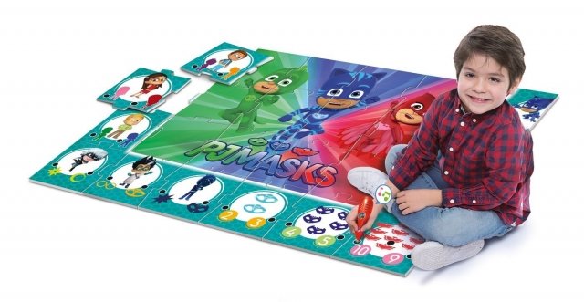 Tappeto Gigante Interattivo di Giochi Preziosi. I piccoli eroi dei bimbi prendono vita in un puzzle elettronico e interattivo con 24 maxi tessere ad incastro che formano un tappetone gigante di 70x100 cm. Dopo aver composto il puzzle, il bambino può giocare con la penna elettronica e risolvere divertenti quiz su forme e colori, numeri e associazioni. Stimola le capacità logiche e di osservazione e la manualità. È adatto a bambini dai 36 mesi ai 5 anni. Prezzo: 13,90 euro. Disponibile su www.amazon.it. Tappeto Gigante Interattivo di Giochi Preziosi. I piccoli eroi dei bimbi prendono vita in un puzzle elettronico e interattivo con 24 maxi tessere ad incastro che formano un tappetone gigante di 70x100 cm. Dopo aver composto il puzzle, il bambino può giocare con la penna elettronica e risolvere divertenti quiz su forme e colori, numeri e associazioni. Stimola le capacità logiche e di osservazione e la manualità. È adatto a bambini dai 36 mesi ai 5 anni. Prezzo: 13,90 euro. Disponibile su www.amazon.it.