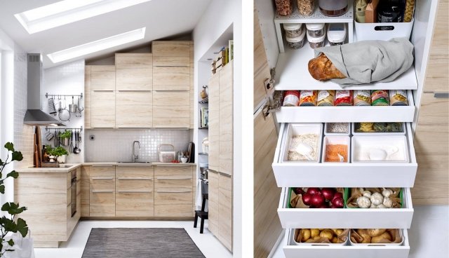 Metod con anta Askersund di Ikea Italia è la cucina componibile con il modulo attrezzato come dispensa in cui è possibile sistemare, al fresco e al buio, alimenti come cipolle, patate e cibi secchi grazie ai comodi cassetti estraibili e ai contenitori di dimensioni diverse. I pensili sono sistemati in modo da sfruttare al meglio lo spazio disponibile anche in presenza del tetto inclinato. Le ante sono in lamina melamminica effetto frassino chiaro e sono dotate di maniglie Blankett in alluminio; il top è in laminato effetto frassino. La composizione in foto con quattro elettrodomestici, prezzo 2.989 euro. www.ikea.com Metod con anta Askersund di Ikea Italia è la cucina componibile con il modulo attrezzato come dispensa in cui è possibile sistemare, al fresco e al buio, alimenti come cipolle, patate e cibi secchi grazie ai comodi cassetti estraibili e ai contenitori di dimensioni diverse. I pensili sono sistemati in modo da sfruttare al meglio lo spazio disponibile anche in presenza del tetto inclinato. Le ante sono in lamina melamminica effetto frassino chiaro e sono dotate di maniglie Blankett in alluminio; il top è in laminato effetto frassino. La composizione in foto con quattro elettrodomestici, prezzo 2.989 euro. www.ikea.com