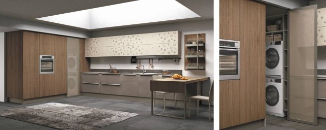 Clover di Cucine Lube è la cucina con il modulo attrezzato che ospita gli elettrodomestici come la lavatrice e la asciugatrice: è dotato di un'anta a tutta altezza in vetro bronzo e telaio titanio. La grande parete attrezzata è formata da colonne in impiallacciato poro semiaperto senza nodo noce canaletto. Le basi hanno le ante senza maniglie laccate opache nella finitura malta con fondo cemento dark grey; i pensili sono laccati color canapa con decoro astratto a rilievo. Prezzo su richiesta. www.cucinelube.it Clover di Cucine Lube è la cucina con il modulo attrezzato che ospita gli elettrodomestici come la lavatrice e la asciugatrice: è dotato di un'anta a tutta altezza in vetro bronzo e telaio titanio. La grande parete attrezzata è formata da colonne in impiallacciato poro semiaperto senza nodo noce canaletto. Le basi hanno le ante senza maniglie laccate opache nella finitura malta con fondo cemento dark grey; i pensili sono laccati color canapa con decoro astratto a rilievo. Prezzo su richiesta. www.cucinelube.it