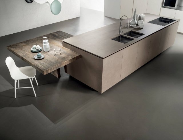 Obliqua di Ernestomeda è la cucina con il top extra in biomalta, una resina a base acrilica resistente all’usura, traspirante, ignifuga, non soggetta a viraggi di colore, ecologica, biocompatibile, applicata manualmente, piacevole al tatto. L’isola centrale ha una forma compatta e un design lineare sottolineati dalla colorazione uniforme castagna. Le ante si aprono per mezzo di gole verticali. Il tavolo quadrato posizionato laterale è realizzato in legno massello Deluxe Rovere con una superficie irregolare. Un modulo base da 60 cm, prezzo 355,50 euro. www.ernestomeda.it Obliqua di Ernestomeda è la cucina con il top extra in biomalta, una resina a base acrilica resistente all’usura, traspirante, ignifuga, non soggetta a viraggi di colore, ecologica, biocompatibile, applicata manualmente, piacevole al tatto. L’isola centrale ha una forma compatta e un design lineare sottolineati dalla colorazione uniforme castagna. Le ante si aprono per mezzo di gole verticali. Il tavolo quadrato posizionato laterale è realizzato in legno massello Deluxe Rovere con una superficie irregolare. Un modulo base da 60 cm, prezzo 355,50 euro. www.ernestomeda.it