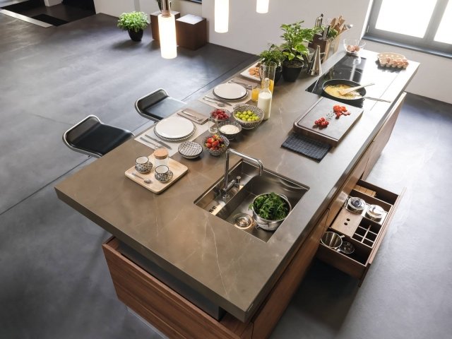 K7 di Team7 è la cucina personalizzabile che ha l’isola multifunzione con il top extra in quarzo, disponibile in numerose varianti di colore, che può essere regolato in altezza (da 74 a 114 cm) grazie all’elemento di comando integrato a filo. Le ante sono realizzate in legno naturale. Il piano in quarzo prezzo da 931 euro al mq. www.team7.it K7 di Team7 è la cucina personalizzabile che ha l’isola multifunzione con il top extra in quarzo, disponibile in numerose varianti di colore, che può essere regolato in altezza (da 74 a 114 cm) grazie all’elemento di comando integrato a filo. Le ante sono realizzate in legno naturale. Il piano in quarzo prezzo da 931 euro al mq. www.team7.it
