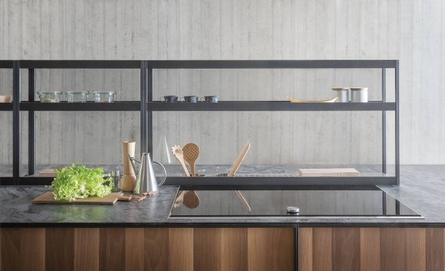 XP di Zampieri è la cucina sartoriale con il top extra in Pietra Iron Grey, una roccia metamorfica naturale ricca di quarzo originaria dell’India Nord Occidentale, caratterizzata da una particolare luminescenza, che la rende unica. Il design metropolitano è sottolineato dalle ante con il telaio strutturale in alluminio ossidato nero e legno; inoltre sono presenti una serie di vani a giorno in cui riporre oggetti e accessori. Prezzo su richiesta. www.zampiericucine.it XP di Zampieri è la cucina sartoriale con il top extra in Pietra Iron Grey, una roccia metamorfica naturale ricca di quarzo originaria dell’India Nord Occidentale, caratterizzata da una particolare luminescenza, che la rende unica. Il design metropolitano è sottolineato dalle ante con il telaio strutturale in alluminio ossidato nero e legno; inoltre sono presenti una serie di vani a giorno in cui riporre oggetti e accessori. Prezzo su richiesta. www.zampiericucine.it