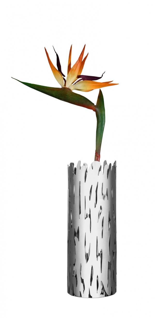 La forma del vaso per fiori Barkvase di Alessi si ispira alla corteccia degli alberi e il suo traforo richiama i nodi del legno. È composto da una struttura esterna in acciaio inossidabile e un contenitore interno in vetro. Ø cm 10,5, altezza 28 cm. In acciaio lucido, prezzo 150 euro. www.alessi.com La forma del vaso per fiori Barkvase di Alessi si ispira alla corteccia degli alberi e il suo traforo richiama i nodi del legno. È composto da una struttura esterna in acciaio inossidabile e un contenitore interno in vetro. Ø cm 10,5, altezza 28 cm. In acciaio lucido, prezzo 150 euro. www.alessi.com