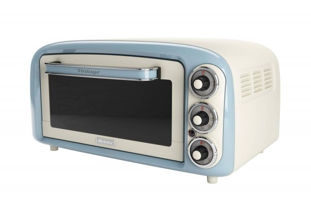 Il forno elettrico della gamma Vintage Mod. 979 di Ariete, dalle tipiche forme sinuose e dai colori pastello, ha una capacità di 18 litri che consente di cuocere anche le pizze. Regolabile su 3 posizioni di cottura, ha potenza di 1.380 watt, temperatura regolabile fino a 230° e è fornito con griglia in acciaio inox e vassoio in alluminio. Misura L40xP47,5xH24,5 cm. Prezzo 60 euro. www.ariete.net Il forno elettrico della gamma Vintage Mod. 979 di Ariete, dalle tipiche forme sinuose e dai colori pastello, ha una capacità di 18 litri che consente di cuocere anche le pizze. Regolabile su 3 posizioni di cottura, ha potenza di 1.380 watt, temperatura regolabile fino a 230° e è fornito con griglia in acciaio inox e vassoio in alluminio. Misura L40xP47,5xH24,5 cm. Prezzo 60 euro. www.ariete.net