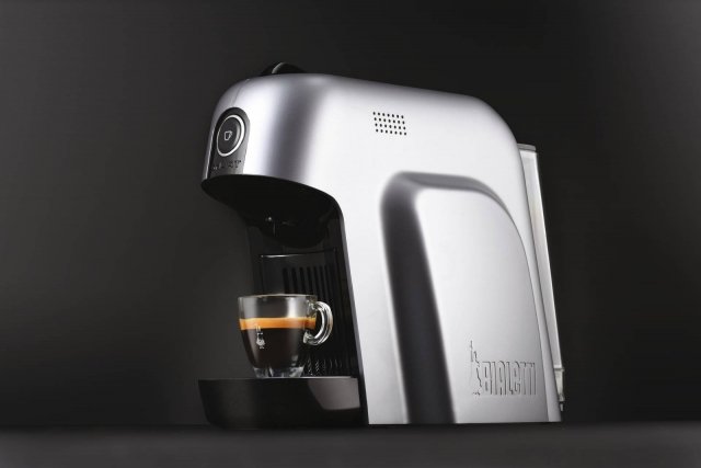 Accattivante, la macchina elettrica per espresso ultracompatta Smart Premium Silver ha finitura effetto mica che contrasta con i dettagli in nero. Funziona con le capsule, ha caldaia Thermo Block per un espresso sempre caldo, serbatoio da 0,6 litri e spegnimento automatico dopo 10 minuti. Misura L36xP17xH27 cm. (Bialetti, € 89). www.bialettigroup.com Accattivante, la macchina elettrica per espresso ultracompatta Smart Premium Silver ha finitura effetto mica che contrasta con i dettagli in nero. Funziona con le capsule, ha caldaia Thermo Block per un espresso sempre caldo, serbatoio da 0,6 litri e spegnimento automatico dopo 10 minuti. Misura L36xP17xH27 cm. (Bialetti, € 89). www.bialettigroup.com