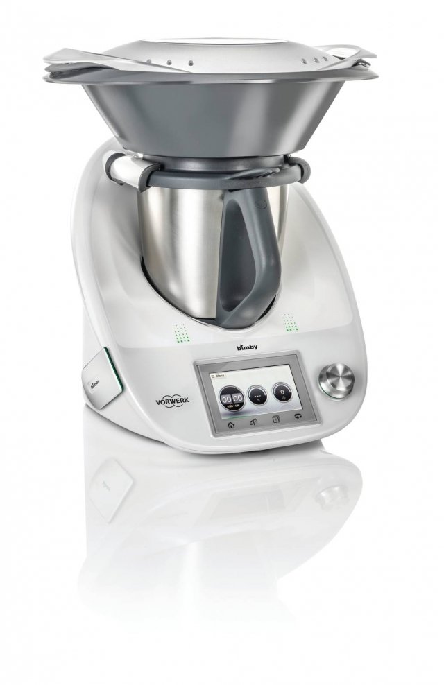 Bimby® TM5 è in grado di svolgere le funzioni di 12 elettrodomestici: mescolare, frullare, pesare, cuocere, cuocere a vapore, montare, emulsionare, macinare, riscaldare in modo controllato, tritare e impastare. Dotato di display touch screen a colori, è compatibile con la Cook-Key® che tramite wi-fi, permette di sincronizzare tutte le ricette presenti sulla piattaforma Bimby® direttamente sul robot da cucina. Prezzo 1.299 euro. https://bimby.vorwerk.it/per-averlo/per-averlo/ Bimby® TM5 è in grado di svolgere le funzioni di 12 elettrodomestici: mescolare, frullare, pesare, cuocere, cuocere a vapore, montare, emulsionare, macinare, riscaldare in modo controllato, tritare e impastare. Dotato di display touch screen a colori, è compatibile con la Cook-Key® che tramite wi-fi, permette di sincronizzare tutte le ricette presenti sulla piattaforma Bimby® direttamente sul robot da cucina. Prezzo 1.299 euro. https://bimby.vorwerk.it/per-averlo/per-averlo/