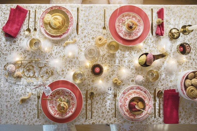 Fiabesca la tavola di Natale di Coincasa dominata dalla tovaglia stampata con eleganti fiori dorati (misura L 140 x P 240 cm, prezzo 39,90 euro) rallegrata dai tovaglioli rossi con il bordo in pizzo (prezzo 8,90 il set di 2 pezzi). I piatti con il decoro floreale Adelasia nei toni del rosso sono in ceramica realizzata e dipinta a mano in Sicilia (prezzo a partire da 14,90 euro cad.), i bicchieri in vetro trasparente hanno la base foglia oro che dà vita a suggestivi riflessi (prezzo 4,90 euro cad.). Le posate color oro (prezzo 169,90 euro il set di 24 pezzi) e il piatto ovale in vetro con decoro bisanzio (prezzo 39,90 euro) completano la composizione. Il tocco finale: la catena Piuma con sedici luci a Led che si snoda sull'intera tavola (prezzo 14,90 euro)! www.coin.it Fiabesca la tavola di Natale di Coincasa dominata dalla tovaglia stampata con eleganti fiori dorati (misura L 140 x P 240 cm, prezzo 39,90 euro) rallegrata dai tovaglioli rossi con il bordo in pizzo (prezzo 8,90 il set di 2 pezzi). I piatti con il decoro floreale Adelasia nei toni del rosso sono in ceramica realizzata e dipinta a mano in Sicilia (prezzo a partire da 14,90 euro cad.), i bicchieri in vetro trasparente hanno la base foglia oro che dà vita a suggestivi riflessi (prezzo 4,90 euro cad.). Le posate color oro (prezzo 169,90 euro il set di 24 pezzi) e il piatto ovale in vetro con decoro bisanzio (prezzo 39,90 euro) completano la composizione. Il tocco finale: la catena Piuma con sedici luci a Led che si snoda sull'intera tavola (prezzo 14,90 euro)! www.coin.it