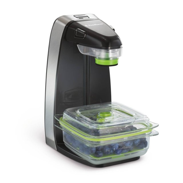 La macchina per il sottovuoto 10XSalva Freschezza di FoodSaver occupa pochissimo spazio in cucina e ha la testina regolabile in base all’altezza del contenitore da sigillare. Si può utilizzare con contenitori disponibili in 5 formati e adatti al forno a microonde, al freezer e lavabili in lavastoviglie, e con sacchetti. Misura L20xP26xH34 cm. Prezzo 109,90 euro. www.nital.it La macchina per il sottovuoto 10XSalva Freschezza di FoodSaver occupa pochissimo spazio in cucina e ha la testina regolabile in base all’altezza del contenitore da sigillare. Si può utilizzare con contenitori disponibili in 5 formati e adatti al forno a microonde, al freezer e lavabili in lavastoviglie, e con sacchetti. Misura L20xP26xH34 cm. Prezzo 109,90 euro. www.nital.it