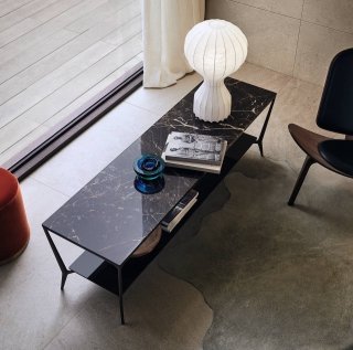 Rimadesio, tavolino Planet con struttura nickel nero, top di marmo Emperador e sottopiano di vetro laccato lucido moro. Rimadesio, tavolino Planet con struttura nickel nero, top di marmo Emperador e sottopiano di vetro laccato lucido moro.