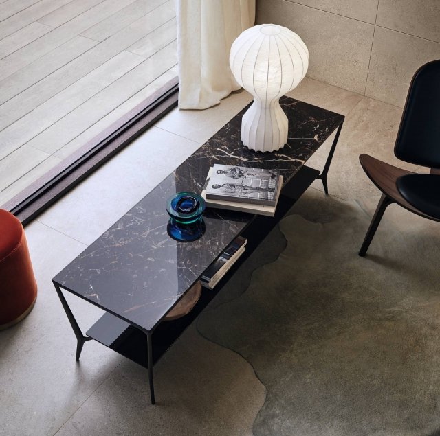 Rimadesio, tavolino Planet con struttura nickel nero, top di marmo Emperador e sottopiano di vetro laccato lucido moro. Rimadesio, tavolino Planet con struttura nickel nero, top di marmo Emperador e sottopiano di vetro laccato lucido moro.