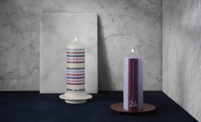 Le candele dell’avvento Jolly e Keep It Simple di Normann Copenhagen tengono in modo inusuale il conto dei giorni che mancano al Natale. Realizzate in paraffina pura completamente raffinata, sono decorate con rughe orizzontali o verticali in tinte calde e bilanciate per risultare eleganti e originali. Nella foto poggiano sui candelieri Heima, declinato in una gamma di tonalità complementari alle candele di Natale, e Fe, di ghisa, pensato per candele colorate. Prezzo 15 euro. www.normann-copenhagen.com Le candele dell’avvento Jolly e Keep It Simple di Normann Copenhagen tengono in modo inusuale il conto dei giorni che mancano al Natale. Realizzate in paraffina pura completamente raffinata, sono decorate con rughe orizzontali o verticali in tinte calde e bilanciate per risultare eleganti e originali. Nella foto poggiano sui candelieri Heima, declinato in una gamma di tonalità complementari alle candele di Natale, e Fe, di ghisa, pensato per candele colorate. Prezzo 15 euro. www.normann-copenhagen.com