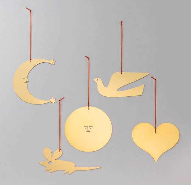 I Girard Ornaments (design Alexander Girard) di Vitra raccontano lo spirito del design della metà del secolo scorso attraverso la riedizione di alcuni motivi – Heart, Sun, Moon, Dove, Mouse – selezionati dal marchio in collaborazione con la famiglia del designer. Sono di metallo con effetto ottone lucido, pensati come “icone senza tempo, che si tramandano di generazione in generazione, raccontando storie del passato e creando nuovi ricordi nel corso degli anni”. Prezzo su richiesta. www.vitra.com I Girard Ornaments (design Alexander Girard) di Vitra raccontano lo spirito del design della metà del secolo scorso attraverso la riedizione di alcuni motivi – Heart, Sun, Moon, Dove, Mouse – selezionati dal marchio in collaborazione con la famiglia del designer. Sono di metallo con effetto ottone lucido, pensati come “icone senza tempo, che si tramandano di generazione in generazione, raccontando storie del passato e creando nuovi ricordi nel corso degli anni”. Prezzo su richiesta. www.vitra.com