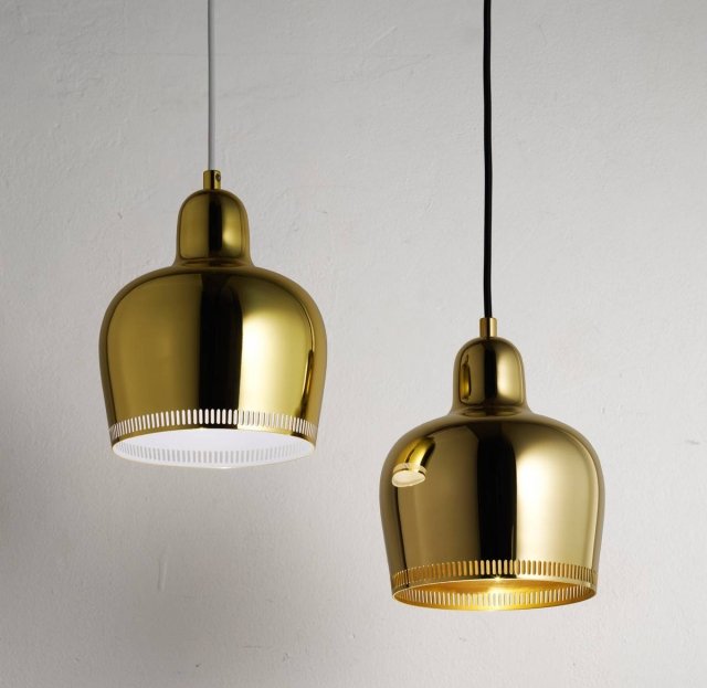 La storica lampada a sospensione Pendant Light A330 S (design Alvar Aalto) di Artek nella inedita edizione Savoy dorata è perfetta per illuminare la notte di Natale. Progettata nel 1937 per il ristorante Savoy di Helsinki, in questa nuova versione è ottenuta dalla lavorazione di un unico pezzo di ottone massiccio non trattato. Prezzo su richiesta. www.artek.fi La storica lampada a sospensione Pendant Light A330 S (design Alvar Aalto) di Artek nella inedita edizione Savoy dorata è perfetta per illuminare la notte di Natale. Progettata nel 1937 per il ristorante Savoy di Helsinki, in questa nuova versione è ottenuta dalla lavorazione di un unico pezzo di ottone massiccio non trattato. Prezzo su richiesta. www.artek.fi