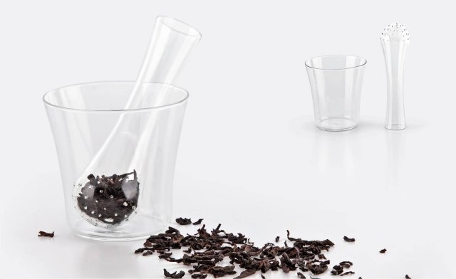 L’infusiera Anastasia (design Sara Guasticchi) di Blueside è studiata per preparare tè o tisane invernali con gesti naturali, grazie alla sua particolare forma che permette di agitare l’infuso nel bicchiere Suk (non compreso). Resistente agli shock termici e perfettamente trasparente grazie al vetro borosilicato, costa 31 euro iva esclusa. www.blueside-design.com L’infusiera Anastasia (design Sara Guasticchi) di Blueside è studiata per preparare tè o tisane invernali con gesti naturali, grazie alla sua particolare forma che permette di agitare l’infuso nel bicchiere Suk (non compreso). Resistente agli shock termici e perfettamente trasparente grazie al vetro borosilicato, costa 31 euro iva esclusa. www.blueside-design.com