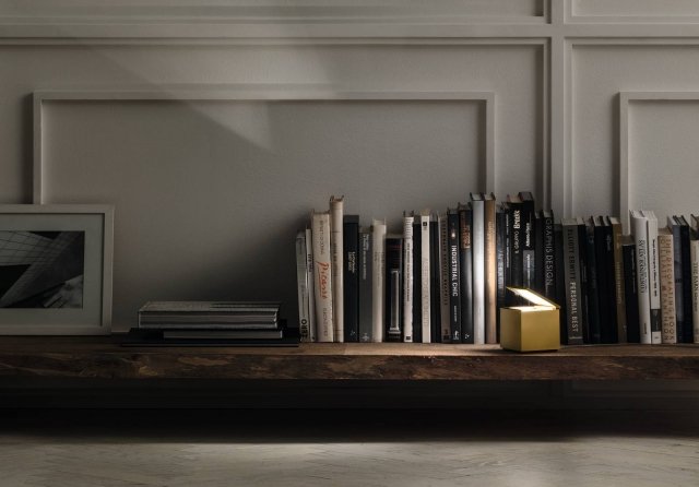 La lampada da comodino Cuboled di Cini&Nils (design Franco Bettonica e Mario Melocchi) nella sua ultima nuova finitura gold meraviglia come un piccolo dono luminoso da trovare sotto all’albero di Natale. Prodotto iconico del marchio, disegnato nel 1972, si presenta per l’occasione in questa elegante versione che aggiunge la contemporaneità dell’oro opaco alla geometria elementare. Prezzo su richiesta. www.cinienils.com La lampada da comodino Cuboled di Cini&Nils (design Franco Bettonica e Mario Melocchi) nella sua ultima nuova finitura gold meraviglia come un piccolo dono luminoso da trovare sotto all’albero di Natale. Prodotto iconico del marchio, disegnato nel 1972, si presenta per l’occasione in questa elegante versione che aggiunge la contemporaneità dell’oro opaco alla geometria elementare. Prezzo su richiesta. www.cinienils.com