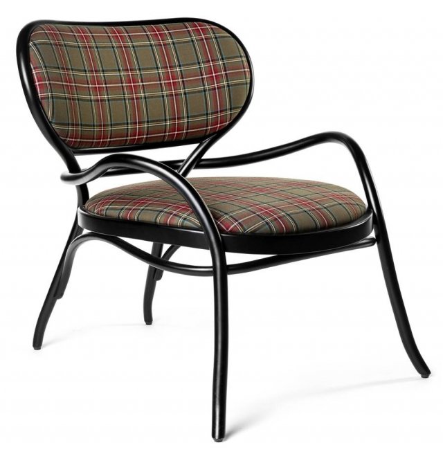 La lounge chair Lehnstuhl (design Nigel Coates) di Gebrüder Thonet Vienna, che nella nuova edizione natalizia 2017 si veste di un classico tessuto tartan in rosso e verde, è il regalo adatto a un capofamiglia elegante come un gentleman inglese. Ha struttura di legno di faggio curvato a vapore a sezione variabile, secondo gli stilemi che contraddistinguono da sempre il marchio. Prezzo su richiesta. www.gebruederthonetvienna.com La lounge chair Lehnstuhl (design Nigel Coates) di Gebrüder Thonet Vienna, che nella nuova edizione natalizia 2017 si veste di un classico tessuto tartan in rosso e verde, è il regalo adatto a un capofamiglia elegante come un gentleman inglese. Ha struttura di legno di faggio curvato a vapore a sezione variabile, secondo gli stilemi che contraddistinguono da sempre il marchio. Prezzo su richiesta. www.gebruederthonetvienna.com