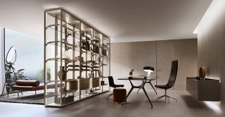 Rimadesio, Cover in versione freestanding con struttura platino e ante, fianchi e schienale di vetro riflettente chiaro. Rimadesio, Cover in versione freestanding con struttura platino e ante, fianchi e schienale di vetro riflettente chiaro.