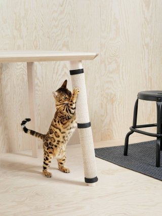 Ikea, stuoia tira-graffi Cat scratch mat da applicare alle gambe dei tavoli. Ikea, stuoia tira-graffi Cat scratch mat da applicare alle gambe dei tavoli.