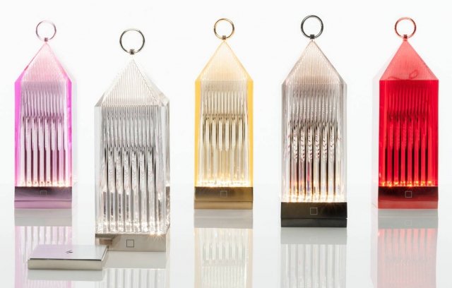Lantern (design Fabio Novembre) di Kartell, nata per “illuminare i passi nelle fredde notti d’inverno”, è una lanterna a led ricaricabile su base wireless. Trasparente, stampata a iniezione, proietta la luce grazie a un effetto grafico della superficie. Disponibile nelle tinte ambra, cristallo, fumé, rosso, glicine, costa 180 euro. www.kartell.com Lantern (design Fabio Novembre) di Kartell, nata per “illuminare i passi nelle fredde notti d’inverno”, è una lanterna a led ricaricabile su base wireless. Trasparente, stampata a iniezione, proietta la luce grazie a un effetto grafico della superficie. Disponibile nelle tinte ambra, cristallo, fumé, rosso, glicine, costa 180 euro. www.kartell.com