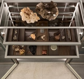 Rimadesio, Cover freestanding, dettaglio delle cassettiere con top di cuoio rigenerato argilla e accessori di noce ed ecopelle argilla. Rimadesio, Cover freestanding, dettaglio delle cassettiere con top di cuoio rigenerato argilla e accessori di noce ed ecopelle argilla.