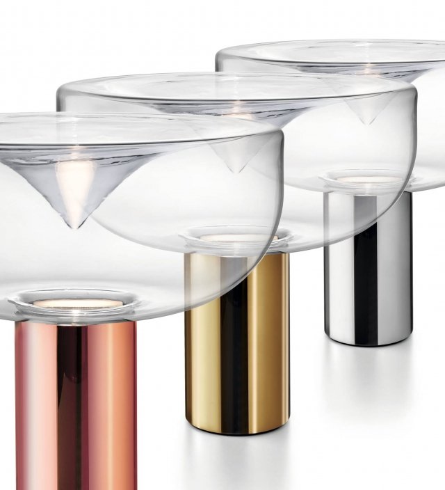 Aella Mini (design Toso&Massari) di Leucos nella nuova versione ridotta ripropone la stessa magia della sorella maggiore con il suo diffusore a coppa di vetro soffiato nelle diverse tonalità grigio sfumato, ametista sfumato, verde sfumato, marrone sfumato, cristallo, bianco sfumato e pulegoso. Il “vortice trasparente”, con sorgente luminosa a led dimmerabile, poggia su una base da tavolo che può essere scelta di metallo in quattro differenti finiture (cromato, oro, oro rosa, canna di fucile), legno o marmo. Prezzo su richiesta. www.leucos.com Aella Mini (design Toso&Massari) di Leucos nella nuova versione ridotta ripropone la stessa magia della sorella maggiore con il suo diffusore a coppa di vetro soffiato nelle diverse tonalità grigio sfumato, ametista sfumato, verde sfumato, marrone sfumato, cristallo, bianco sfumato e pulegoso. Il “vortice trasparente”, con sorgente luminosa a led dimmerabile, poggia su una base da tavolo che può essere scelta di metallo in quattro differenti finiture (cromato, oro, oro rosa, canna di fucile), legno o marmo. Prezzo su richiesta. www.leucos.com