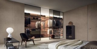 Rimadesio, cabina armadio Dress Bold con struttura di alluminio laccato bronzo, schienali di tessuto ruggine, basamento, ripiani e contenitori finitura olmo, accessori e rivestimenti di cuoio rigenerato castoro, sistema di illuminazione a led integrato. Pannelli scorrevoli Velaria con struttura di alluminio bronzo spazzolato e vetro grigio trasparente. Rimadesio, cabina armadio Dress Bold con struttura di alluminio laccato bronzo, schienali di tessuto ruggine, basamento, ripiani e contenitori finitura olmo, accessori e rivestimenti di cuoio rigenerato castoro, sistema di illuminazione a led integrato. Pannelli scorrevoli Velaria con struttura di alluminio bronzo spazzolato e vetro grigio trasparente.