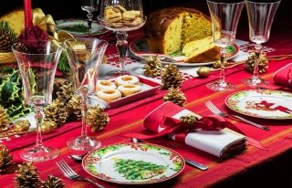 tavola di Natale con i piatti del servizio Rosso Natale di Henriette tavola di Natale con i piatti del servizio Rosso Natale di Henriette