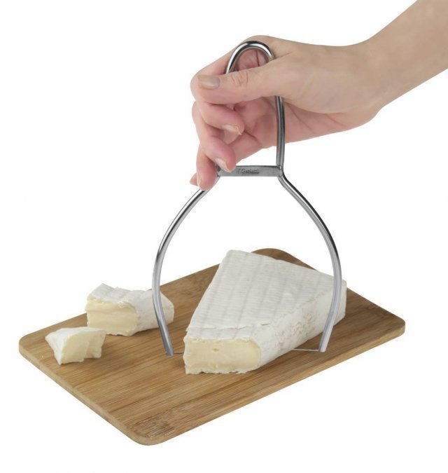 Il taglia formaggio professionale a filo in acciaio inox della linea I Genietti di Ipac fa una fenditura netta e pulita, senza lasciare residui né deformare i formaggi a pasta morbida. Pratico, dal design minimale ed elegante, non ingombra ed è sempre a portata di mano. Prezzo 5,99 euro. www.ipacitaly.it Il taglia formaggio professionale a filo in acciaio inox della linea I Genietti di Ipac fa una fenditura netta e pulita, senza lasciare residui né deformare i formaggi a pasta morbida. Pratico, dal design minimale ed elegante, non ingombra ed è sempre a portata di mano. Prezzo 5,99 euro. www.ipacitaly.it