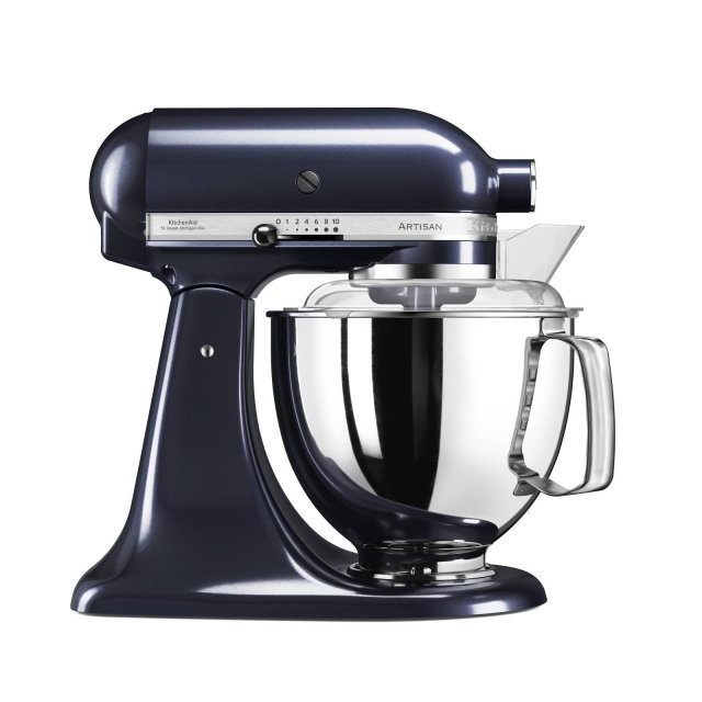 Grazie alle 10 velocità, al coperchio antispruzzo e alla tecnica brevettata del movimento planetario, il robot da cucina Artisan di KitchenAid 5KSM175PS con ciotola da 4,8 litri offre una miscelazione rapida e accurata degli impasti. Robusto, con struttura in metallo pressofuso e inossidabile, può essere dotato di tantissimi accessori. Disponibile in più colori, misura L35,8xP22xH35,3 cm. Prezzo 699 euro. www.kitchenaid.it Grazie alle 10 velocità, al coperchio antispruzzo e alla tecnica brevettata del movimento planetario, il robot da cucina Artisan di KitchenAid 5KSM175PS con ciotola da 4,8 litri offre una miscelazione rapida e accurata degli impasti. Robusto, con struttura in metallo pressofuso e inossidabile, può essere dotato di tantissimi accessori. Disponibile in più colori, misura L35,8xP22xH35,3 cm. Prezzo 699 euro. www.kitchenaid.it