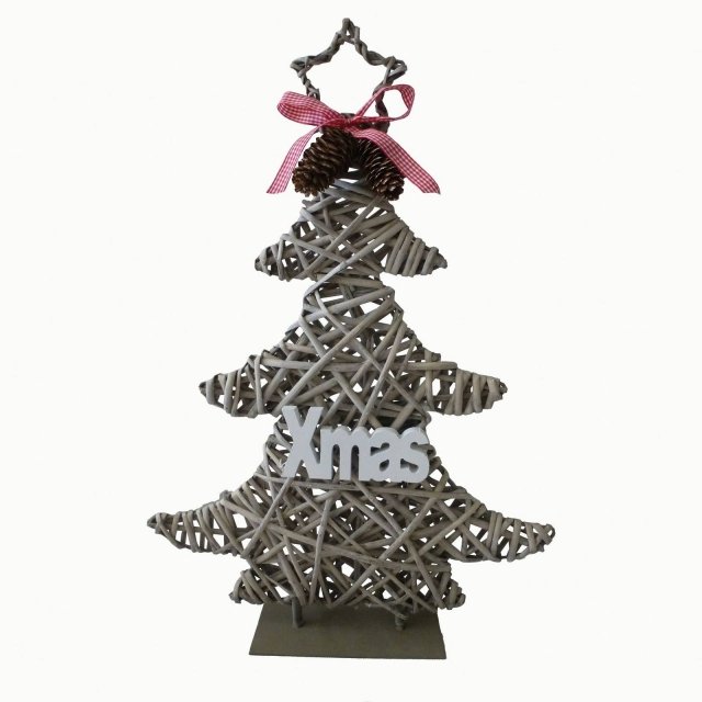 Art. 35231336 di Leroy Merlin è la decorazione a forma di albero di Natale interamente realizzata in legno e decorata da una serie di particolari: la coppia di pigne, il nastrino a quadretti e la scritta applicata. È una soluzione ecologica e naturale. Misura L 44 x P 5 x H 60 cm. Prezzo 20,90 euro. www.leroymerlin.it Art. 35231336 di Leroy Merlin è la decorazione a forma di albero di Natale interamente realizzata in legno e decorata da una serie di particolari: la coppia di pigne, il nastrino a quadretti e la scritta applicata. È una soluzione ecologica e naturale. Misura L 44 x P 5 x H 60 cm. Prezzo 20,90 euro. www.leroymerlin.it