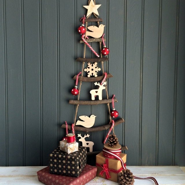 Nordic di The little picture company in vendita su Lovethesign è un'alternativa all'albero di Natale tradizionale, infatti è composto da rami arrotondati di Bayur e può essere appeso a parete. É corredato di tre decorazioni in legno chiaro e può essere personalizzato a piacere aggoiungendo nastrini e palline oppure verniciandolo. Misura H 80 cm. Prezzo 28,84 euro. www.lovethesign.com Nordic di The little picture company in vendita su Lovethesign è un'alternativa all'albero di Natale tradizionale, infatti è composto da rami arrotondati di Bayur e può essere appeso a parete. É corredato di tre decorazioni in legno chiaro e può essere personalizzato a piacere aggoiungendo nastrini e palline oppure verniciandolo. Misura H 80 cm. Prezzo 28,84 euro. www.lovethesign.com
