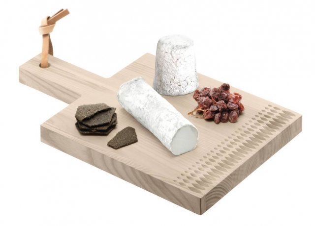 Elegante da portare in tavola grazie alle scanalature laterali, il tagliere in frassino di Lsa International che appartiene alla collezione Tatra misura L41,5x25 cm. Prezzo 80 euro. www.lsa-international.com Elegante da portare in tavola grazie alle scanalature laterali, il tagliere in frassino di Lsa International che appartiene alla collezione Tatra misura L41,5x25 cm. Prezzo 80 euro. www.lsa-international.com