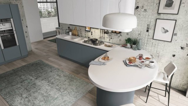 Clover di Cucine Lube è la cucina con il top extra in Corian glacier white, un materiale di ultima generazione, resistente ai graffi e alle muffe, igienico, duttile, robusto, impermeabile, non poroso, privo di giunzioni visibili, facile da pulire e molto piacevole al tatto. Le basi e le colonne hanno le ante in laccato opaco grigio bromo; i pensili a sviluppo verticale sono in laccato lucido bianco assoluto. Prezzo su richiesta. www.cucinelube.it Clover di Cucine Lube è la cucina con il top extra in Corian glacier white, un materiale di ultima generazione, resistente ai graffi e alle muffe, igienico, duttile, robusto, impermeabile, non poroso, privo di giunzioni visibili, facile da pulire e molto piacevole al tatto. Le basi e le colonne hanno le ante in laccato opaco grigio bromo; i pensili a sviluppo verticale sono in laccato lucido bianco assoluto. Prezzo su richiesta. www.cucinelube.it