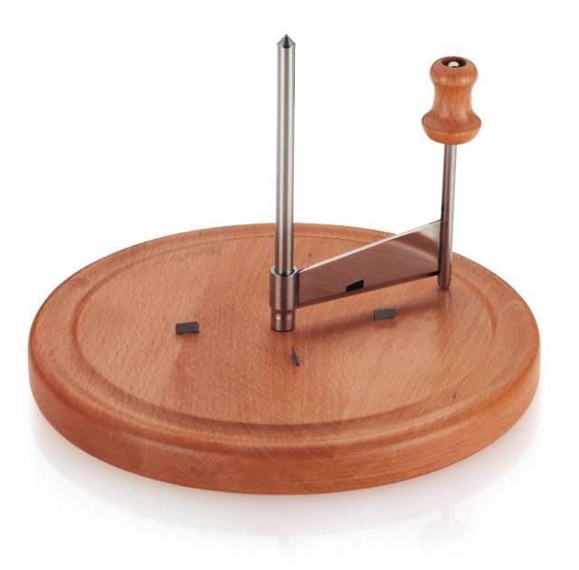 La Girolle è lo speciale utensile da cucina utilizzato per il formaggio svizzero che non viene tagliato, bensì raschiato a forma di rosette. Girolle Luxus di Maiuguali è in legno naturale e acciaio inox e ha dimetro di 22 cm. Prezzo 34,5 euro. www.maiuguali.it La Girolle è lo speciale utensile da cucina utilizzato per il formaggio svizzero che non viene tagliato, bensì raschiato a forma di rosette. Girolle Luxus di Maiuguali è in legno naturale e acciaio inox e ha dimetro di 22 cm. Prezzo 34,5 euro. www.maiuguali.it