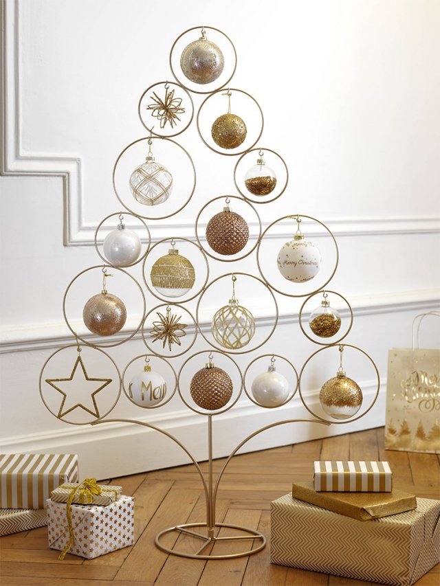 Modern Copper di Maisons du monde è l'albero di Natale stilizzato realizzato in metallo dorato a cui si possono appendere diciotto palline tutte uguali o diverse come in un prezioso espositore. Misura L 64 x H 95 cm. Prezzo 16,99 euro. www.maisonsdumonde.com Modern Copper di Maisons du monde è l'albero di Natale stilizzato realizzato in metallo dorato a cui si possono appendere diciotto palline tutte uguali o diverse come in un prezioso espositore. Misura L 64 x H 95 cm. Prezzo 16,99 euro. www.maisonsdumonde.com