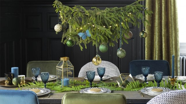 Stile metropolitano per la tavola di Natale di Maisons du monde: è dominata dalla presenza della decorazione sospesa realizzata con un grande ramo di abete verde a cui sono state fissate una serie di palline in vetro nei toni del verde (prezzo da 17,94 euro il set da 6 pezzi). La tavola, volutamente senza tovaglia, è rallegrata da foglie di felce, lanterne in vetro e metallo dorato (prezzo 29,99 euro) e candele profumate (a partire da 2,99 euro). Il dettaglio chic: i bicchieri da vino Carat in vetro blu, prezzo 23,94 euro (il set da 6 pezzi). www.maisonsdumonde.com Stile metropolitano per la tavola di Natale di Maisons du monde: è dominata dalla presenza della decorazione sospesa realizzata con un grande ramo di abete verde a cui sono state fissate una serie di palline in vetro nei toni del verde (prezzo da 17,94 euro il set da 6 pezzi). La tavola, volutamente senza tovaglia, è rallegrata da foglie di felce, lanterne in vetro e metallo dorato (prezzo 29,99 euro) e candele profumate (a partire da 2,99 euro). Il dettaglio chic: i bicchieri da vino Carat in vetro blu, prezzo 23,94 euro (il set da 6 pezzi). www.maisonsdumonde.com